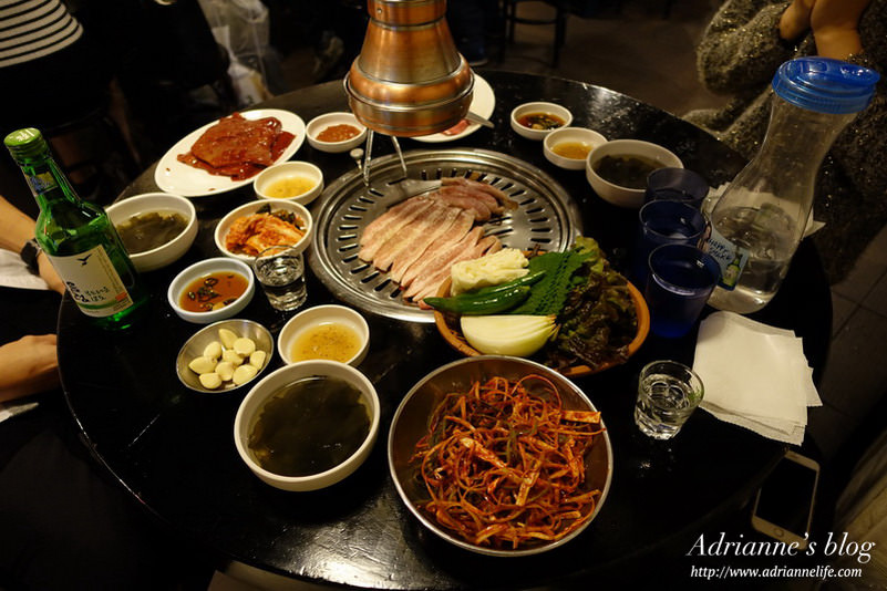 【首爾美食推薦】(240)新村美食－便宜又好吃的燒肉首選＠新村食堂 새마을 식당