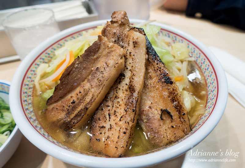 【大阪自由行】大阪美食！關西高人氣拉麵，叉燒跟蔬菜份量誇張多的神座拉麵(心齋橋店)